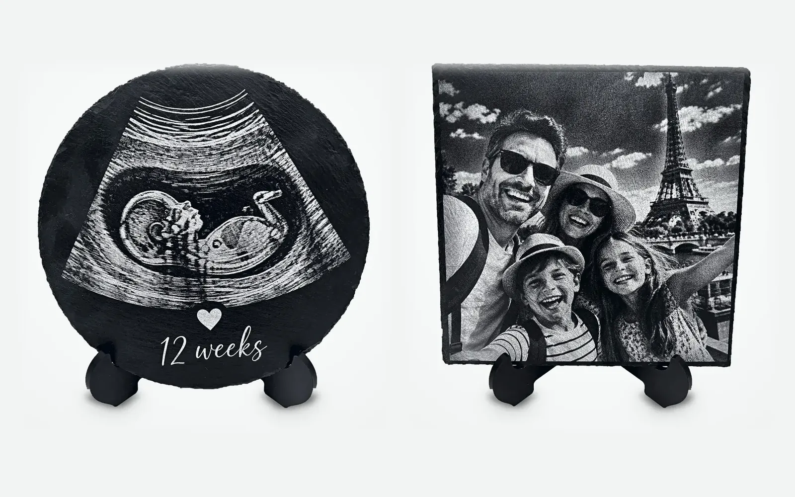 Deux ardoises gravées au laser sur leur support : une échographie avec un cœur et l'inscription « 12 weeks », et un selfie de famille devant la tour Eiffel
