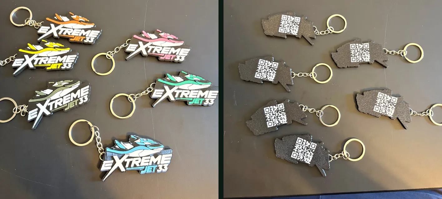 Les six coloris du porte-clés eXtreme Jet 33 côté recto, et le verso noir avec son QR code