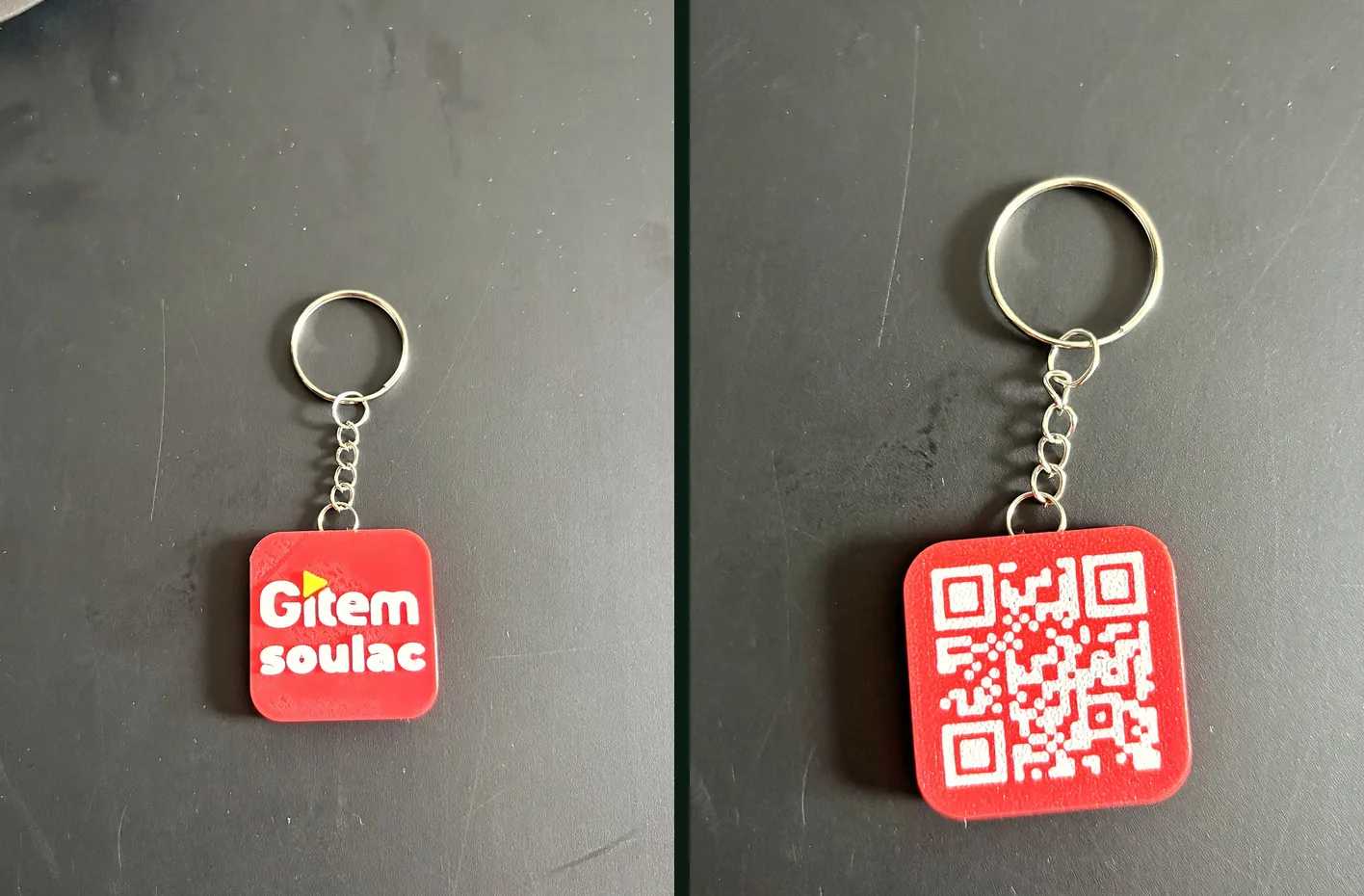 Recto et verso du porte-clés Gitem Soulac, logo d'un côté et QR code blanc sur rouge de l'autre