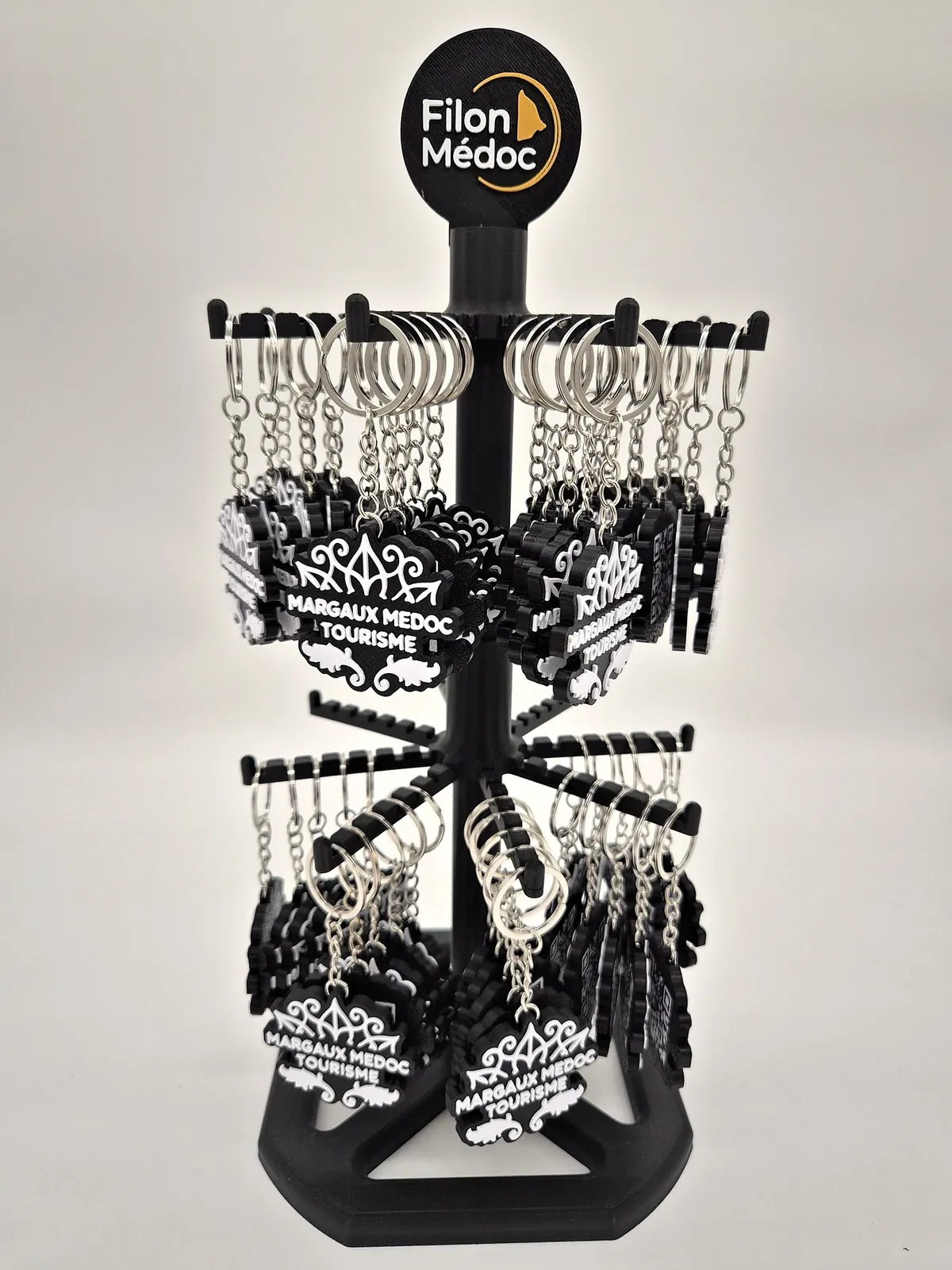 Présentoir de porte-clés noirs et blancs Margaux Médoc Tourisme