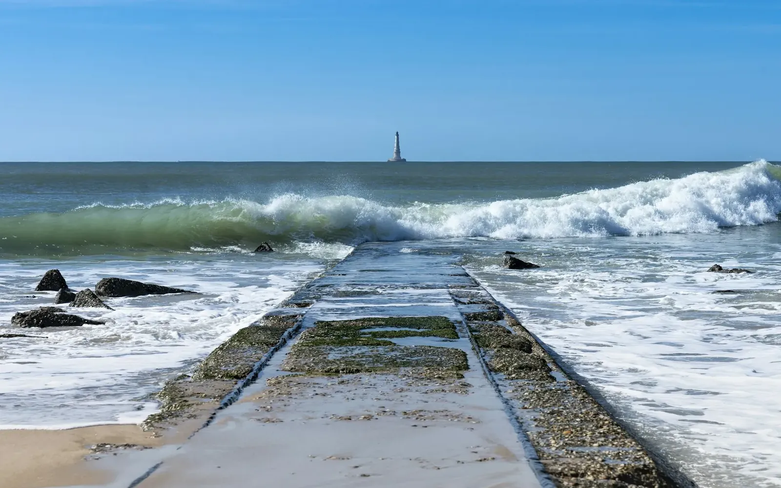 Le phare de Cordouan au large de la pointe du Médoc, vu depuis une jetée